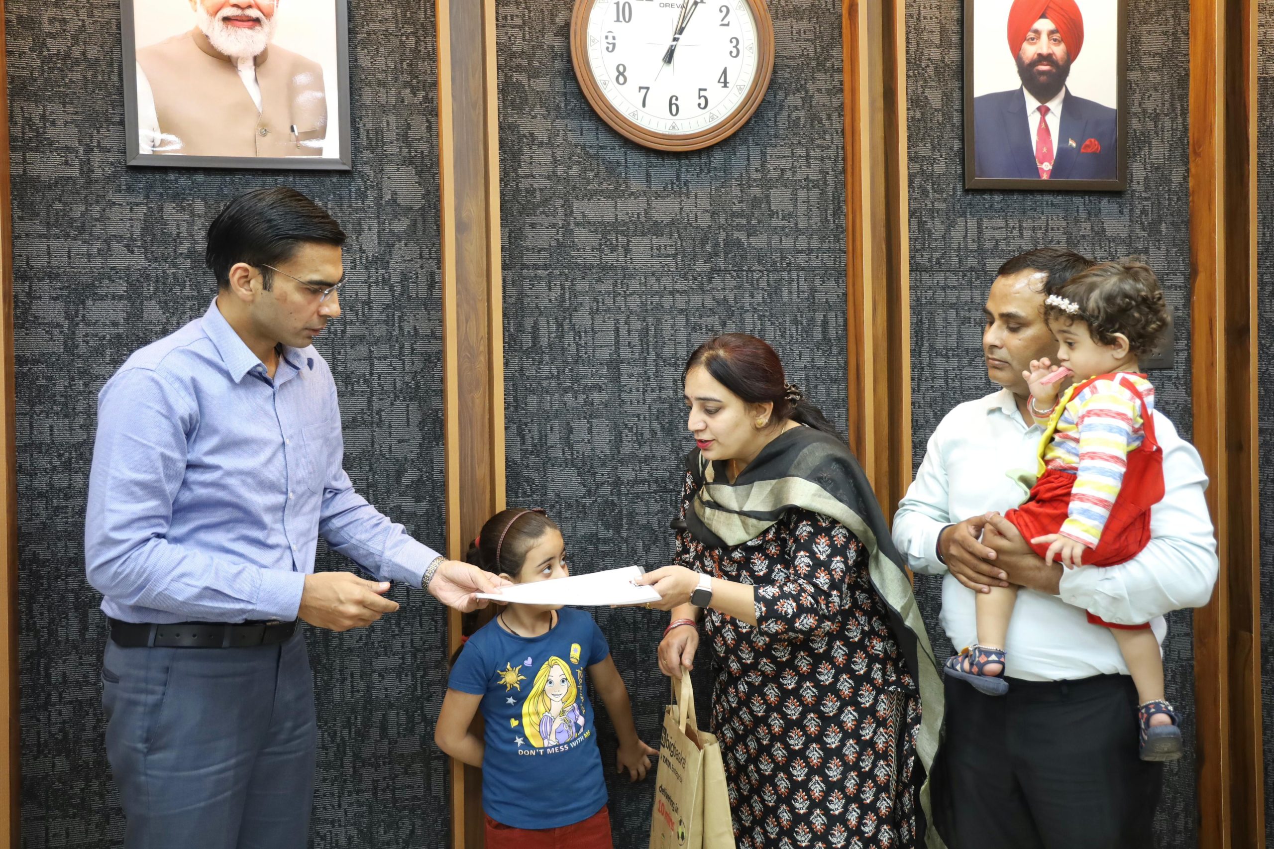 डीएम सविन बंसल ने लिया संज्ञान : ज़ब लटकी तलवार तो स्कूल प्रबंधन ने जारी उसके हक का वेतन व अनुभव प्रमाण पत्र