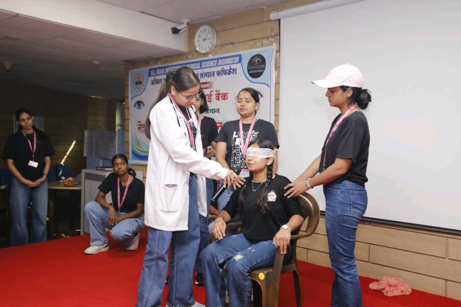 एम्स ऋषिकेश में नेत्रदाता परिवारों का सम्मान, 41वें नेत्रदान पखवाड़े में दिया मानवता का संदेश